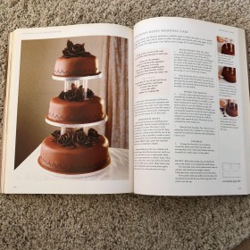 Книга -  Oсновен пътеводител за декорация на торти